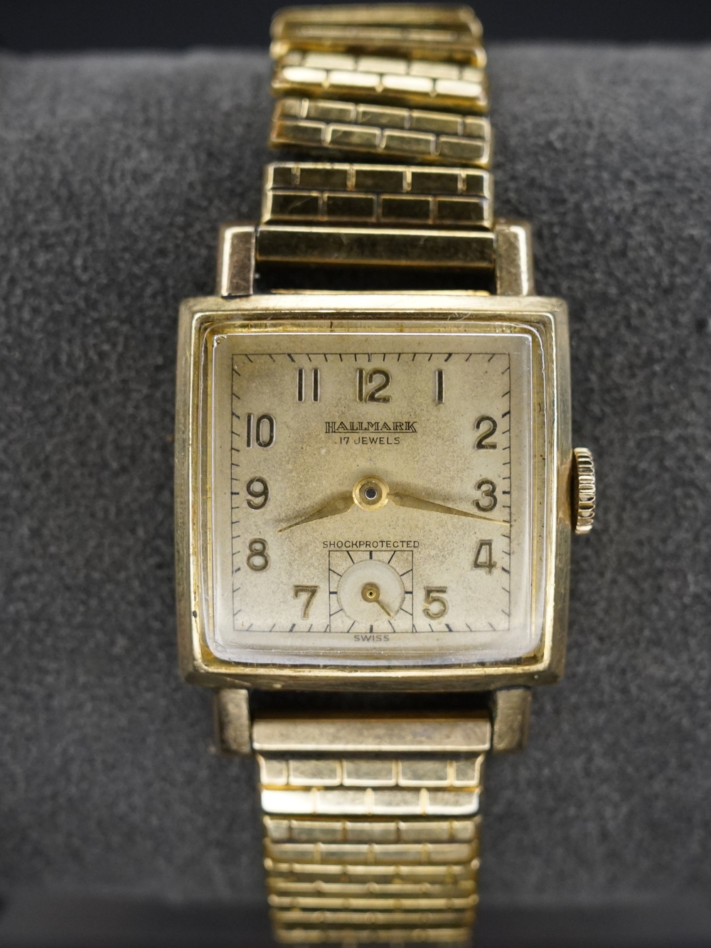 Vintage Hallmark h932 Manual Wind 17 Jewels Shock Protected Swiss Watch